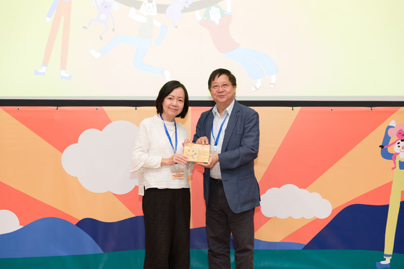 平機會主席陳章明教授(右)致送紀念品予手語組評判香港聾人福利促進會總幹事黃何潔玉女士(左)。